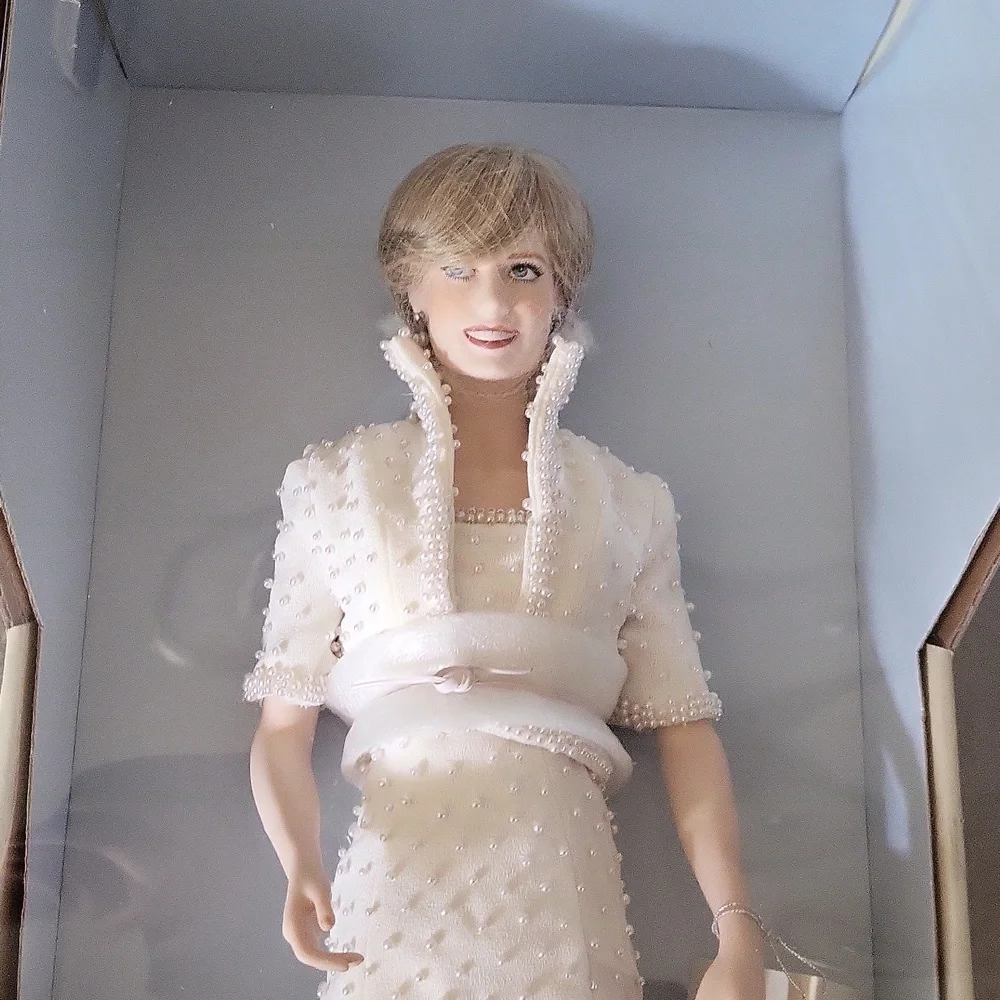 Princess Diana rare new boxed papers porcelain doll ♥️ gorgeous rare stand